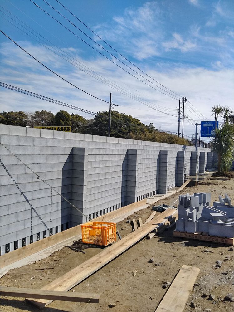 九十九里町にて民泊施設の｢外構・植栽｣工事の作業中。